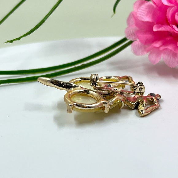 Mother of Pearl Ballerina Vintage Brooch - Picture 2 of 4